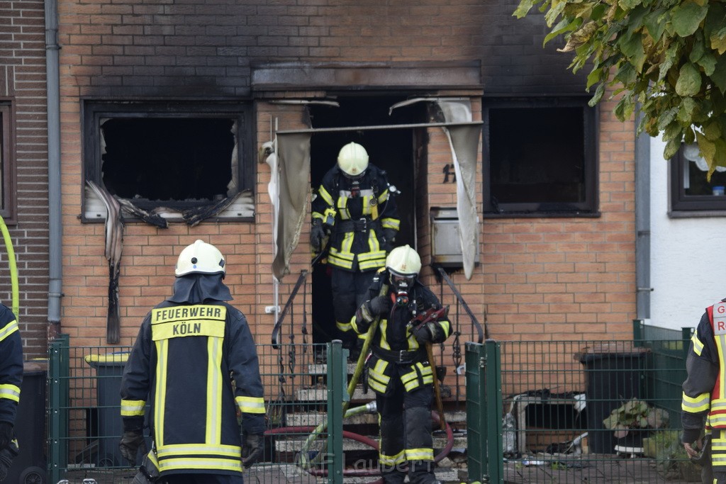 Feuer 2 Vollbrand Reihenhaus Roggendorf Berrischstr P111.JPG - Miklos Laubert